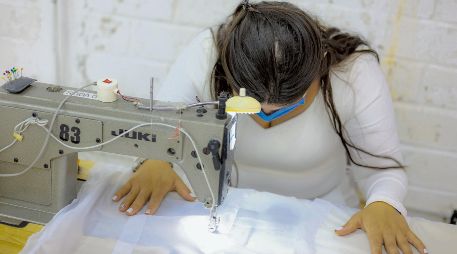 Una interna del Centro de Reinserción Femenil de Puente Grande trabaja en una máquina de coser como parte de las actividades productivas y de capacitación que realizan mujeres privadas de la libertad. EL INFORMADOR/A. Navarro