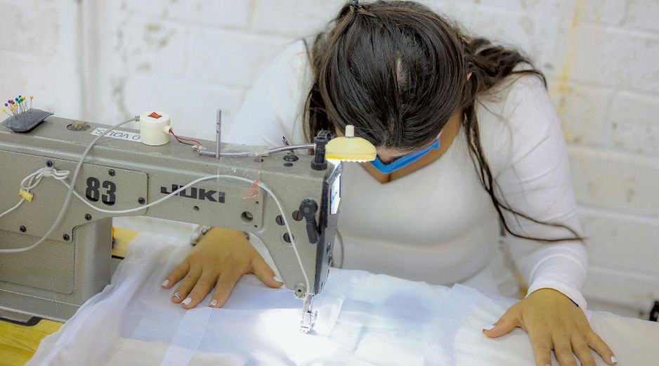 Una interna del Centro de Reinserción Femenil de Puente Grande trabaja en una máquina de coser como parte de las actividades productivas y de capacitación que realizan mujeres privadas de la libertad. EL INFORMADOR/A. Navarro