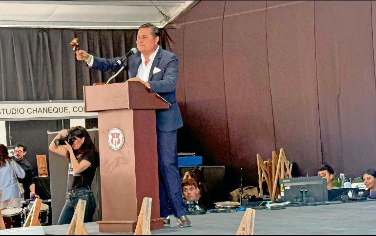 Luis Eduardo López condujo la subasta de arte que reunió obras creadas por estudiantes del campus. EL INFORMADOR/H. Navarro