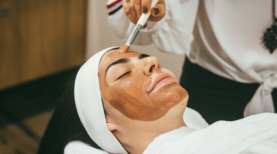 La exfoliación ayuda a estimular la circulación sanguínea, promueve un brillo saludable a través de la oxigenación de la piel. UNSPLASH / R. RAFAEL