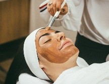 La exfoliación ayuda a estimular la circulación sanguínea, promueve un brillo saludable a través de la oxigenación de la piel. UNSPLASH / R. RAFAEL