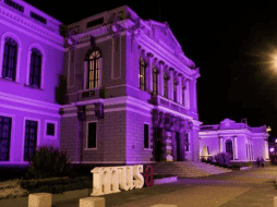 Las noches del 7 y 8 de marzo la fachada del museo se iluminan de color morado. MUSA
