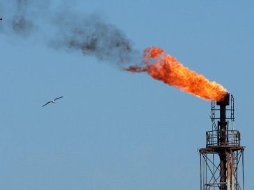 El aviso se produce después de que anoche Israel atacase cuatro instalaciones de almacenamiento de petróleo y un centro de transferencia de productos petrolíferos en las provincias de Teherán y Alborz. EFE/Str