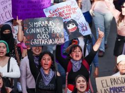 Miles de mujeres participan en marchas y movilizaciones donde los carteles y consignas se vuelven una forma de expresar demandas, denunciar abusos y recordar a quienes han sido víctimas de la violencia. EL INFORMADOR / ARCHIVO