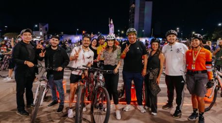 Verónica Delgadillo recorrió la Vía RecreActiva Nocturna, además de caminar por el Paseo Alcalde y disfrutar de las actividades culturales que había en las diferentes estaciones y templos. CORTESÍA