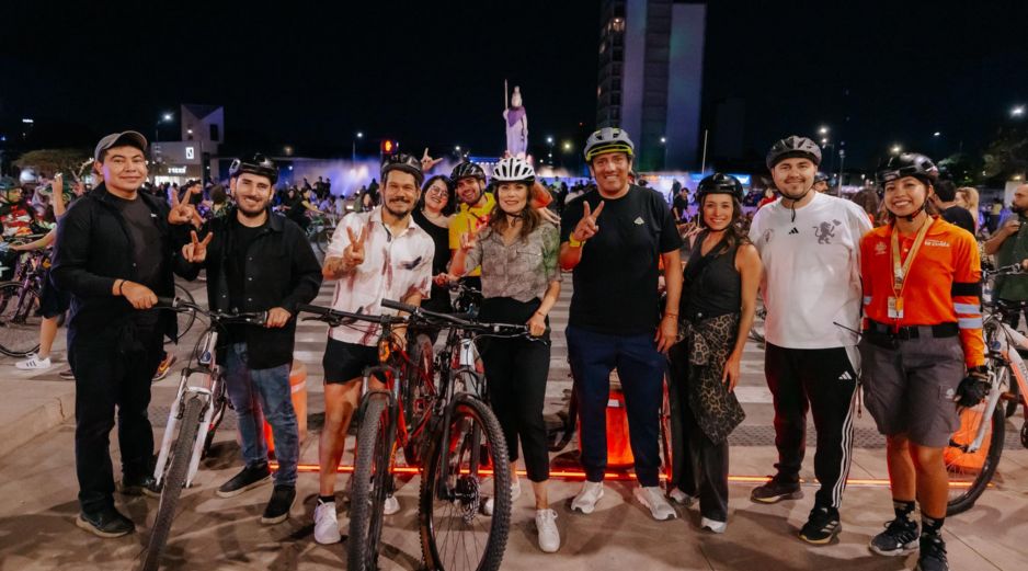 Verónica Delgadillo recorrió la Vía RecreActiva Nocturna, además de caminar por el Paseo Alcalde y disfrutar de las actividades culturales que había en las diferentes estaciones y templos. CORTESÍA