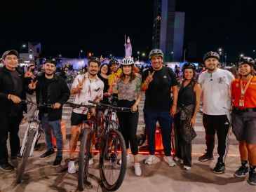 Verónica Delgadillo recorrió la Vía RecreActiva Nocturna, además de caminar por el Paseo Alcalde y disfrutar de las actividades culturales que había en las diferentes estaciones y templos. CORTESÍA
