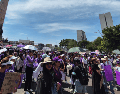 Con pancartas en mano que mostraban distintos mensajes contra la violencia hacia las mujeres, ellas y sus familias comenzaron a formarse en los distintos contingentes. EL INFORMADOR / R. BOBADILLA