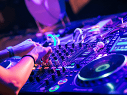 A lo largo de las décadas, varios DJ se han convertido en referentes mundiales gracias a su estilo y creatividad. CANVA