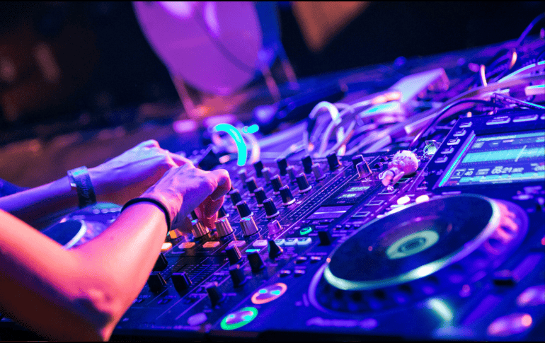 A lo largo de las décadas, varios DJ se han convertido en referentes mundiales gracias a su estilo y creatividad. CANVA