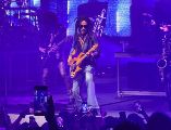 De mezclilla, lentes oscuros y sus largas rastas inconfundibles, Lenny Kravitz desgarró el aire con los primeros acordes violentos, rockeros, de su guitarra eléctrica. EL INFORMADOR / A. NAVARRO