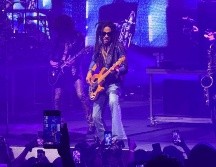 De mezclilla, lentes oscuros y sus largas rastas inconfundibles, Lenny Kravitz desgarró el aire con los primeros acordes violentos, rockeros, de su guitarra eléctrica. EL INFORMADOR / A. NAVARRO