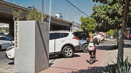 Negocios y camiones de carga utilizan los carriles laterales del Periférico como estacionamiento o patio de maniobras, reduciendo la circulación y provocando congestionamientos constantes. EL INFORMADOR/ J. Acosta
