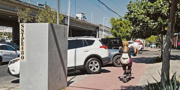 Vialidad: Invaden negocios y tr&aacute;ileres los carriles laterales del Perif&eacute;rico