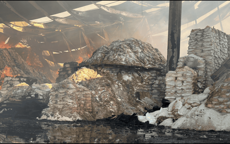 El fuego se propagó en un 60 % de la nave industrial localizada en Tlaquepaque. X / @PCJalisco