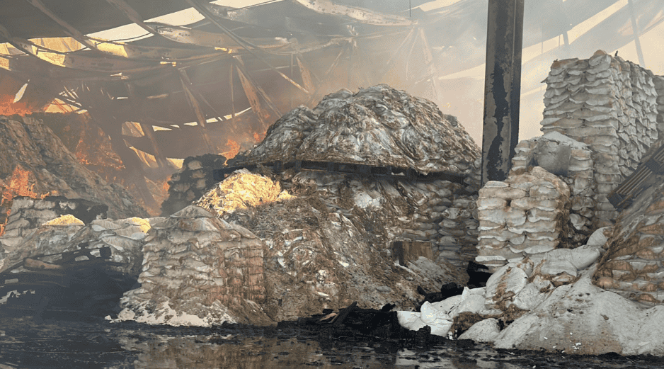 El fuego se propagó en un 60 % de la nave industrial localizada en Tlaquepaque. X / @PCJalisco