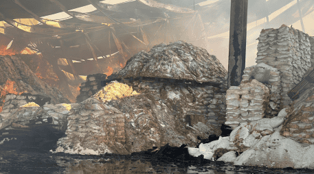 El fuego se propagó en un 60 % de la nave industrial localizada en Tlaquepaque. X / @PCJalisco