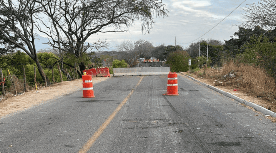 El motociclista conducía, al parecer, sin percatarse de las obras que ahí se realizan para tratar de reconstruir el camino. ESPECIAL