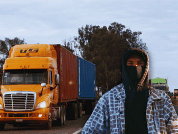 Recomiendan aumentar la prevención para identificar rutas seguras y horarios con menor incidencia de robo, pero también ubicar lugares seguros e iluminados para detener el camión. EL INFORMADOR / ARCHIVO / ESPECIAL / CANVA