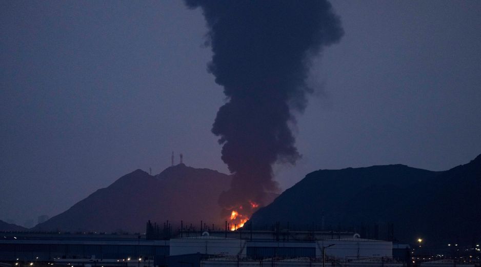 En la imagen, una columna de humo se extiende en las instalaciones petroleras de Fujairah, Emiratos Árabes Unidos. AP/A. Qadri
