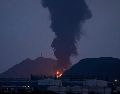 En la imagen, una columna de humo se extiende en las instalaciones petroleras de Fujairah, Emiratos Árabes Unidos. AP/A. Qadri