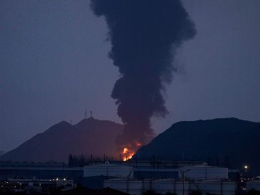 En la imagen, una columna de humo se extiende en las instalaciones petroleras de Fujairah, Emiratos Árabes Unidos. AP/A. Qadri