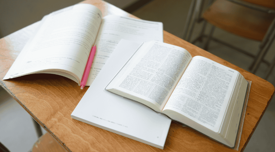 El rezago educativo en México afecta a aproximadamente 24.2 millones de personas (24.2% de la población) que no han concluido la educación obligatoria. CANVA