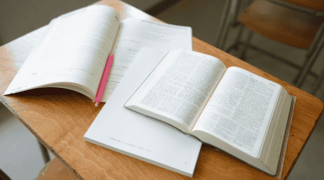 El rezago educativo en México afecta a aproximadamente 24.2 millones de personas (24.2% de la población) que no han concluido la educación obligatoria. CANVA