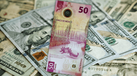 En la apertura de la jornada, la cotización es de 17.57 pesos por dólar (Ciudad de México 07:30), lo que representa una depreciación para el billete verde de 0.27%. ESPECIAL / CANVA