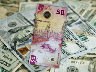 En la apertura de la jornada, la cotización es de 17.57 pesos por dólar (Ciudad de México 07:30) lo que representa una depreciación para el billete verde de 0.27 por ciento. ESPECIAL / CANVA