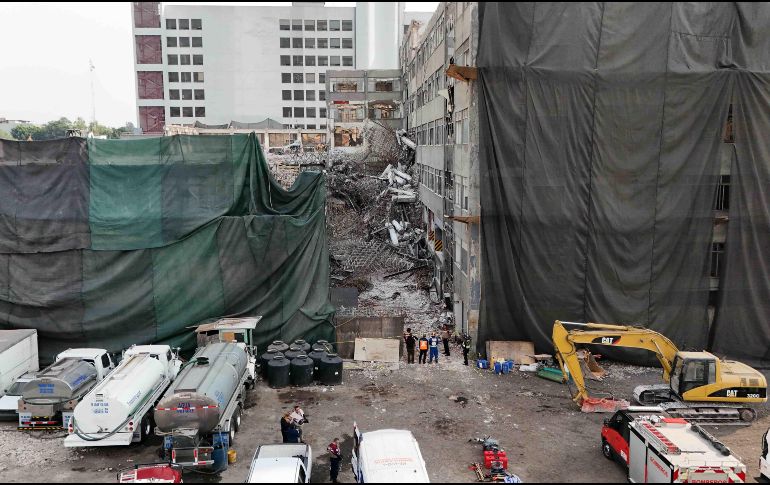 Intensa movilización de los cuerpos de emergencia tras el colapso de una estructura dentro de un edificio en demolición. SUN/V. Rosas