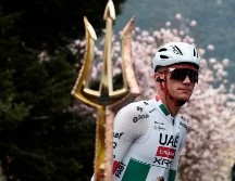 El ciclista mexicano Isaac Del Toro, del equipo UAE Team Emirates, antes de la segunda etapa de la carrera ciclista Tirreno-Adriático este martes. EFE / R. Bettini