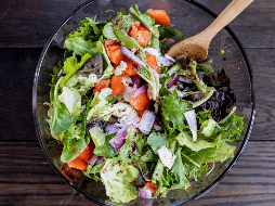 Muchas personas desconocen que añadir vinagre de manzana a la lechuga no solo aporta sabor. ESPECIAL