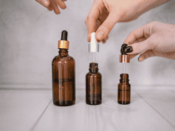 La mayoría de las víctimas resultan ser adultos jóvenes que frecuentan sitios como bares, clubes nocturnos, festas y conciertos. CANVA