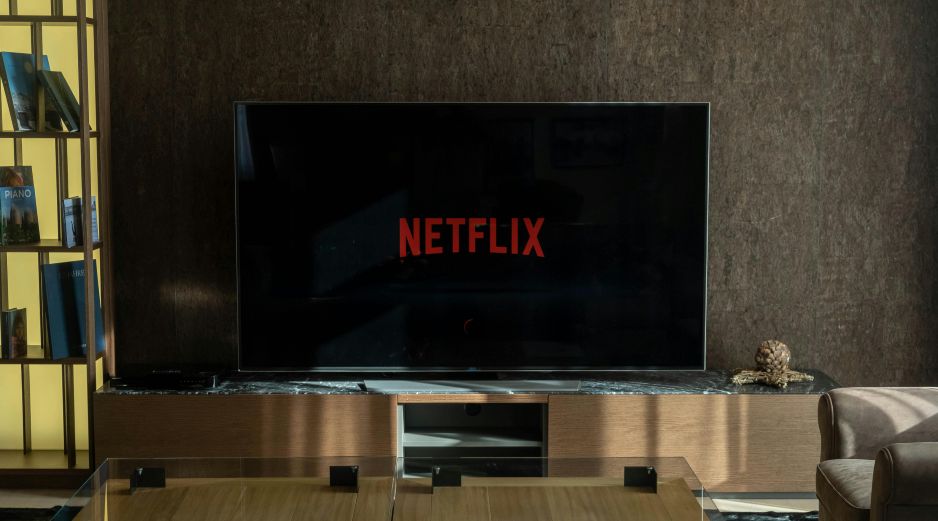 Películas románticas, dramas, thrillers y documentales forman parte de la variedad que ofrece Netflix en su programación. PEXELS