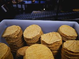 El almacenamiento de tortillas en recipientes cerrados como hieleras, sin la ventilación adecuada, genera condiciones críticas de calor y humedad. Unsplash