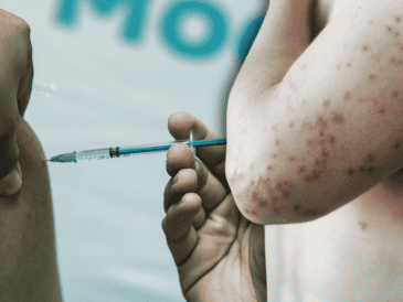 El secretario destacó que las jornadas masivas de vacunación y la implementación del uso de cubrebocas en las escuelas han permitido contener el brote de sarampión. EL INFORMADOR/ARCHIVO ESPECIAL/Canva