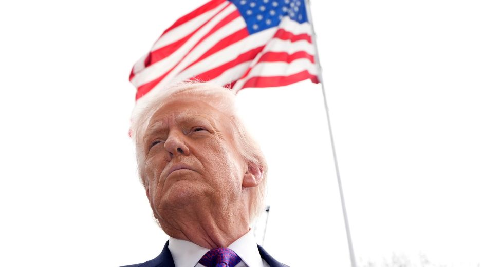 El presidente de Estados Unidos afirmó que en una sola noche fueron desmantelados varios barcos minadores de la armada iraní. EFE/Y. Gripas