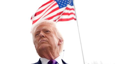 El presidente de Estados Unidos afirmó que en una sola noche fueron desmantelados varios barcos minadores de la armada iraní. EFE/Y. Gripas