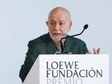 Mujica es autor de numerosos libros de poesía como 