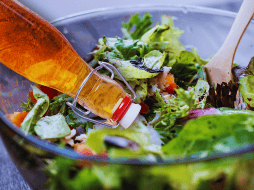 El vinagre de manzana, al ser un producto fermentado que contiene probióticos, puede aumentar la cantidad de bacterias saludables en el tracto gastrointestinal. ESPECIAL / CANVA