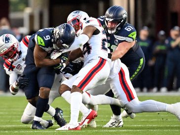 A poco más de un mes del Draft, las franquicias deben considerar también su sitio en la pizarra de selección. AFP/ ARCHIVO.