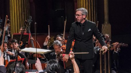 Para José Luis Castillo, el director de la orquesta, el programa no es simplemente una sucesión cronológica de estilos, sino una forma de mostrar cómo ciertos lenguajes musicales continúan dialogando a lo largo del tiempo. CORTESÍA / OFJ