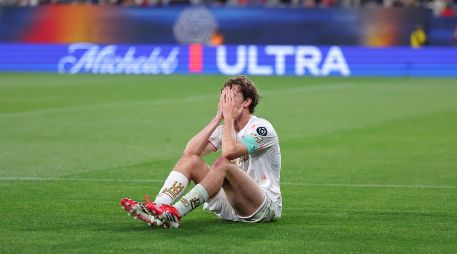 Ruiz fue visto con un vendaje compresivo y hielo inmediato, a la espera de los estudios de imagen que determinen la gravedad del impacto. IMAGO7