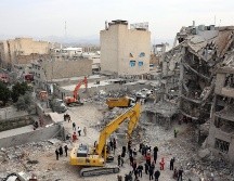 Rescatistas trabajan en los escombros de un edificio residencial atacado por la coalición de Estados Unidos e Israel en Teherán. EFE/A. Taherkenareh