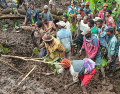 Vecinos de a zona buscan cuerpos de las víctimas de un alud de lodo en el distrito de Gacho Baba, en a región de Gamo, en el sur de Etiopía. AP/ Departamento de Comunicación del gobierno del distrito de Gacho Baba