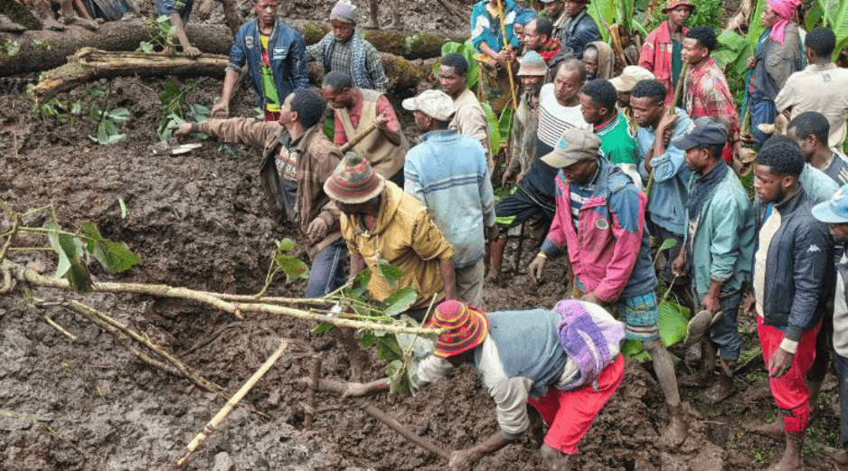 Vecinos de a zona buscan cuerpos de las víctimas de un alud de lodo en el distrito de Gacho Baba, en a región de Gamo, en el sur de Etiopía. AP/ Departamento de Comunicación del gobierno del distrito de Gacho Baba