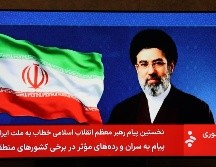 Una imagen del líder supremo de Irán, el ayatolá Mojtaba Jamenei, mostrada en la televisión estatal iraní, mientras un presentador lee su primer discurso a la nación. EFE/EPA/A. Taherkenareh