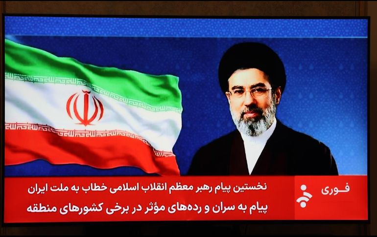 Una imagen del líder supremo de Irán, el ayatolá Mojtaba Jamenei, mostrada en la televisión estatal iraní, mientras un presentador lee su primer discurso a la nación. EFE/EPA/A. Taherkenareh