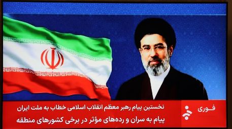 Una imagen del líder supremo de Irán, el ayatolá Mojtaba Jamenei, mostrada en la televisión estatal iraní, mientras un presentador lee su primer discurso a la nación. EFE/EPA/A. Taherkenareh